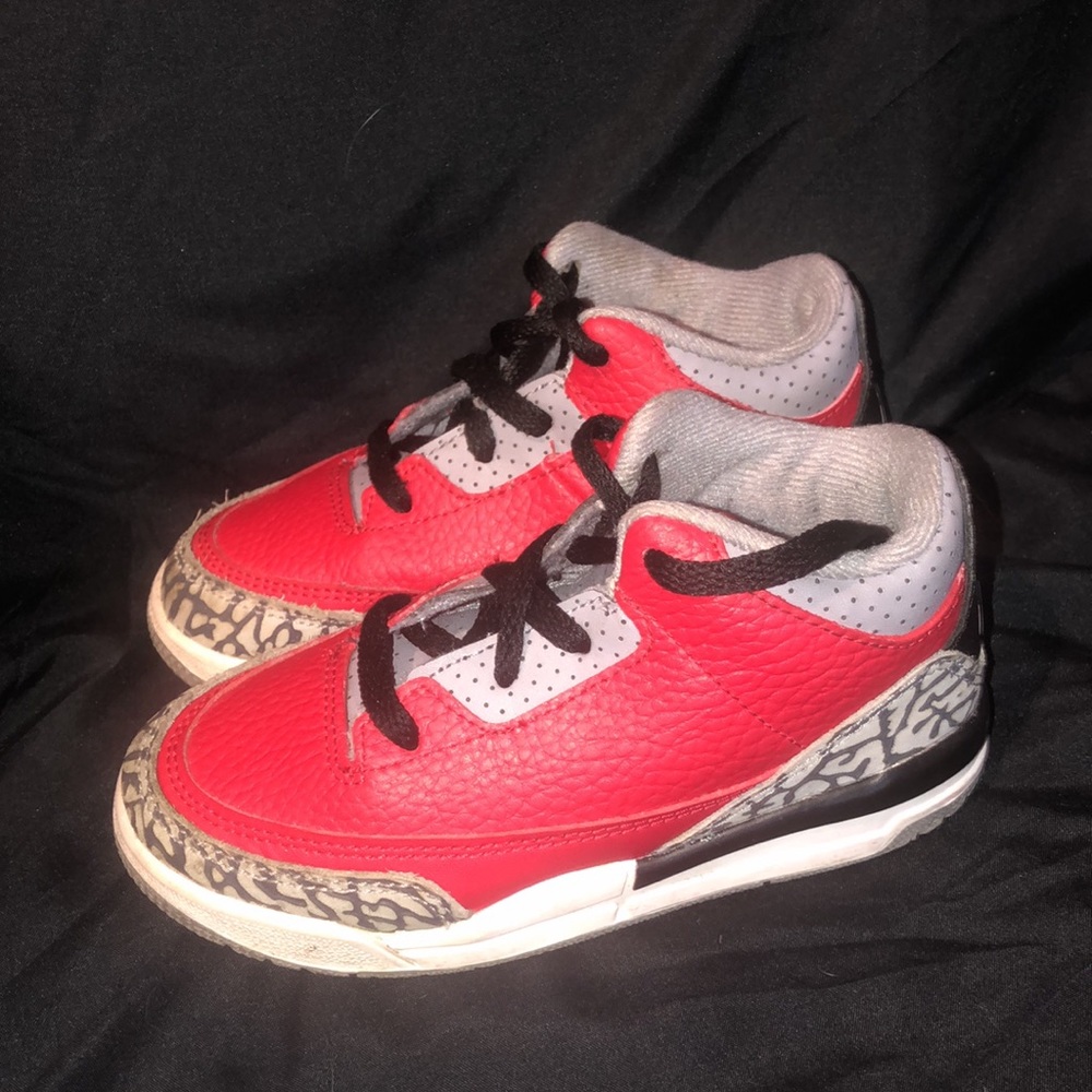 Jordan 3 Retro SE Red Gray kids shoes size 9C
